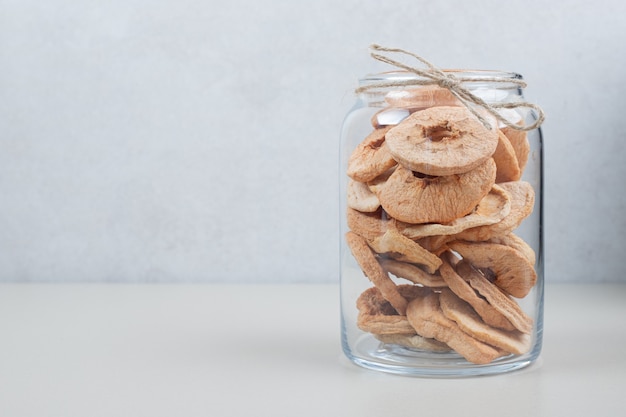 Getrocknete Apfelringe im Glas