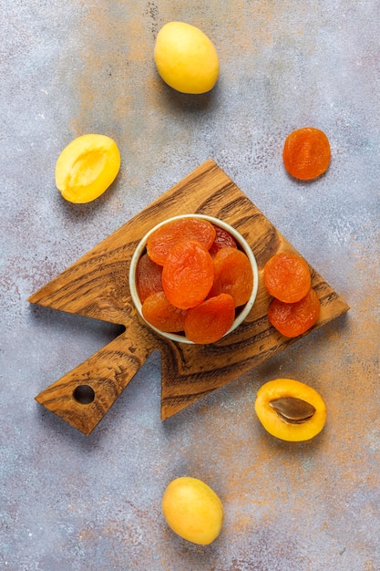Getrocknete Aprikosen mit frischen saftigen Aprikosenfrüchten, Draufsicht