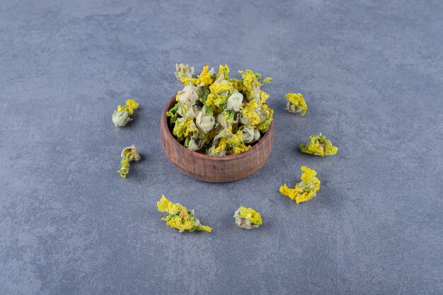 Getrocknete Blumen in Holzschale