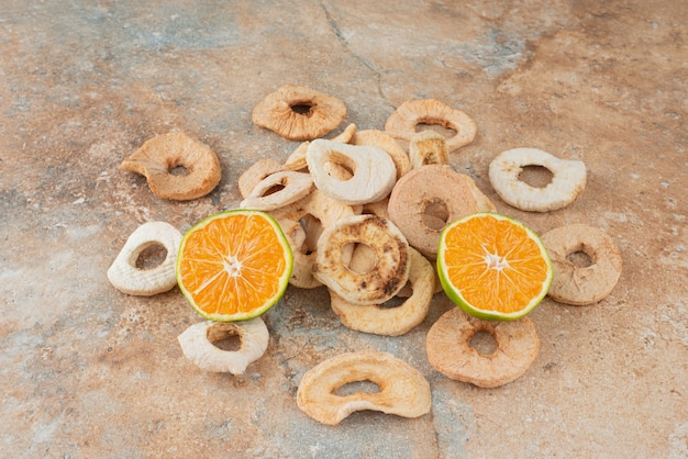 Getrocknete gesunde Früchte mit Mandarinenscheiben