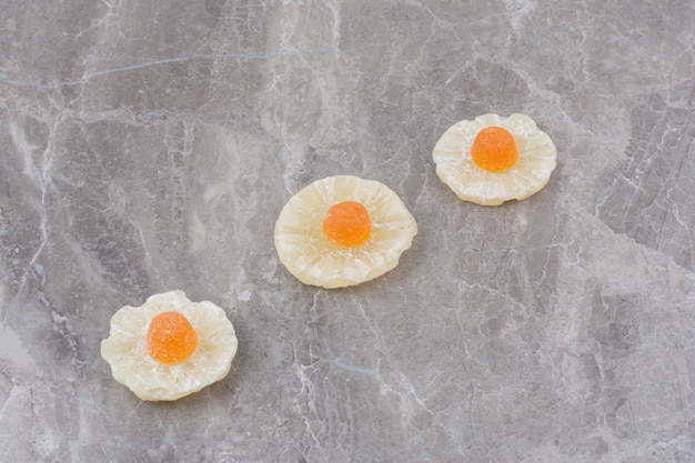 Getrocknete gesunde Früchte mit süßer Marmelade auf Marmorhintergrund.