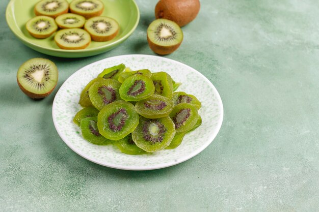 Getrocknete hausgemachte Kiwis mit frischer Kiwi.