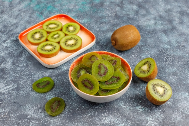 Getrocknete hausgemachte Kiwis mit frischer Kiwi.