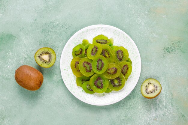 Getrocknete hausgemachte Kiwis mit frischer Kiwi.