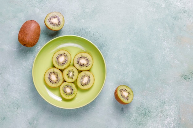 Getrocknete hausgemachte Kiwis mit frischer Kiwi.