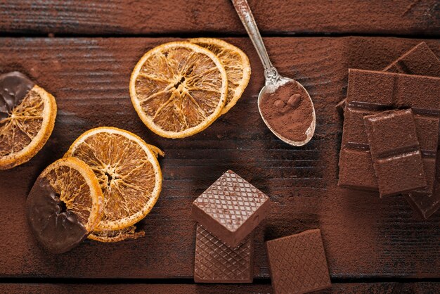 Kostenloses Foto getrocknete orangenscheiben mit geschmolzener schokolade und waffeln