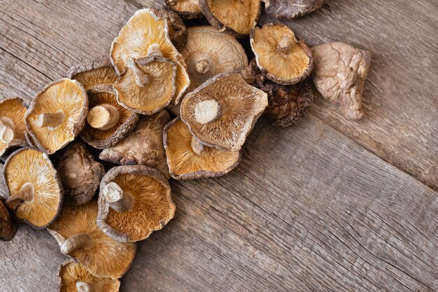 Getrocknete Shiitake-Pilze auf einem hölzernen Hintergrund