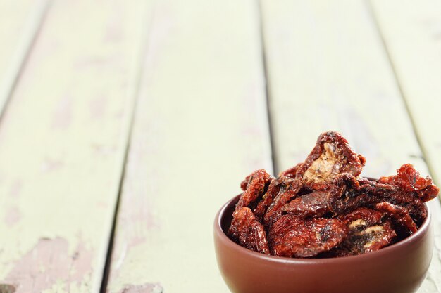 getrocknete Tomaten auf Schüssel