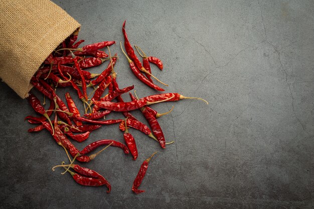 getrockneter Chili-Pfeffer, der aus dem Sack auf den Boden fließt