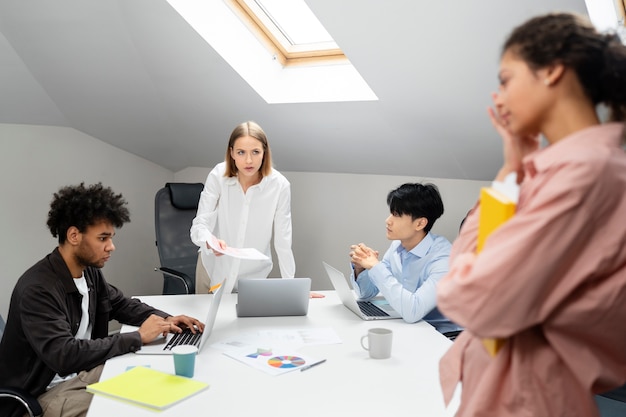 Gewalt am Arbeitsplatz zwischen Kollegen