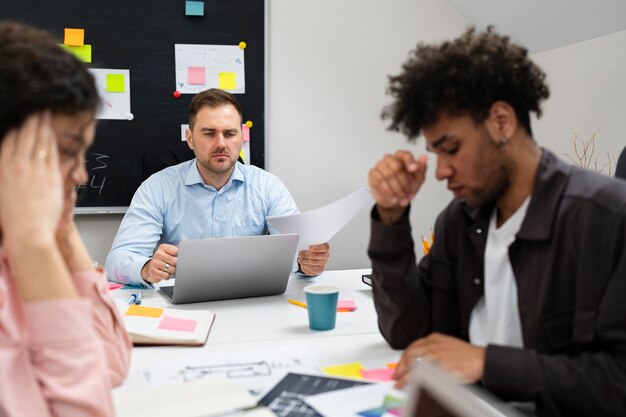 Gewalt am Arbeitsplatz zwischen Kollegen