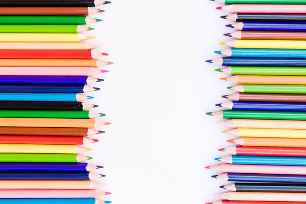 Gewellte Reihen von hellen Bleistiften