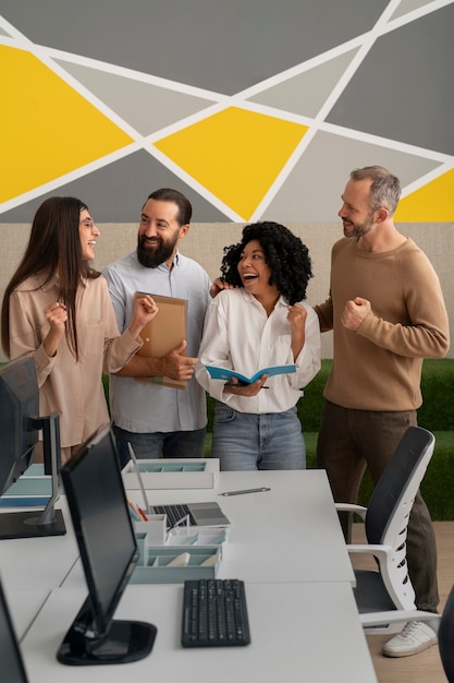 Kostenloses Foto gewerkschaftsmitglieder arbeiten zusammen