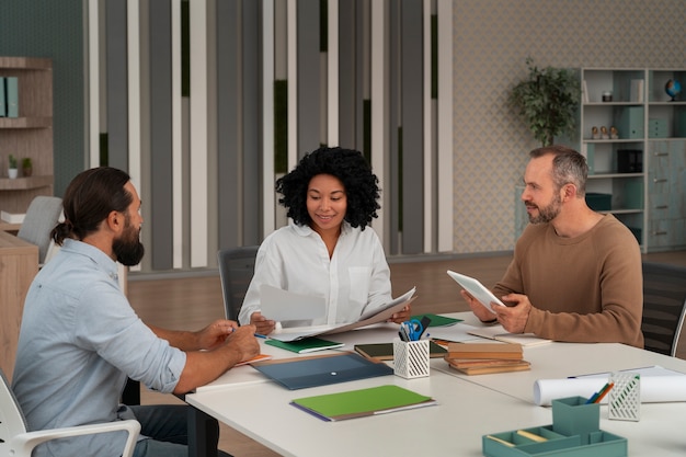 Gewerkschaftsmitglieder arbeiten zusammen