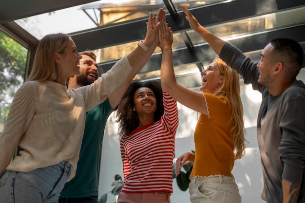 Kostenloses Foto gewerkschaftsmitglieder arbeiten zusammen