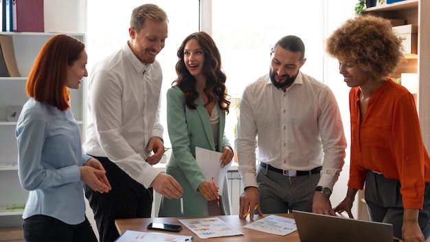 Kostenloses Foto gewerkschaftsmitglieder arbeiten zusammen