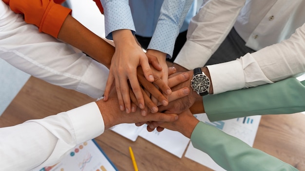 Kostenloses Foto gewerkschaftsmitglieder arbeiten zusammen