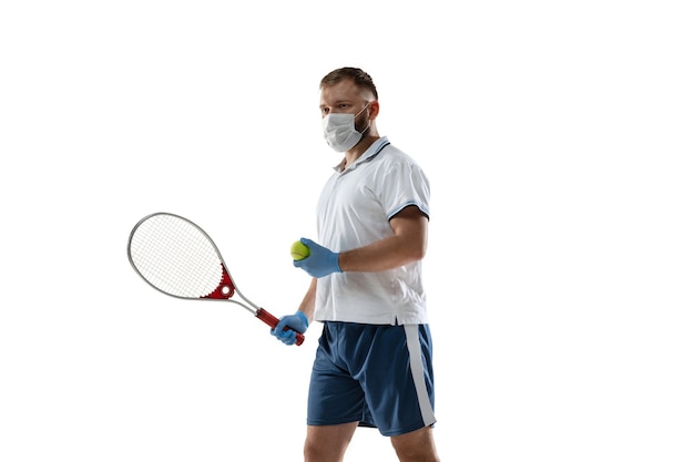 Gewinnen Sie Punkte gegen Krankheit. Männlicher Tennisspieler in Schutzmaske, Handschuhen.