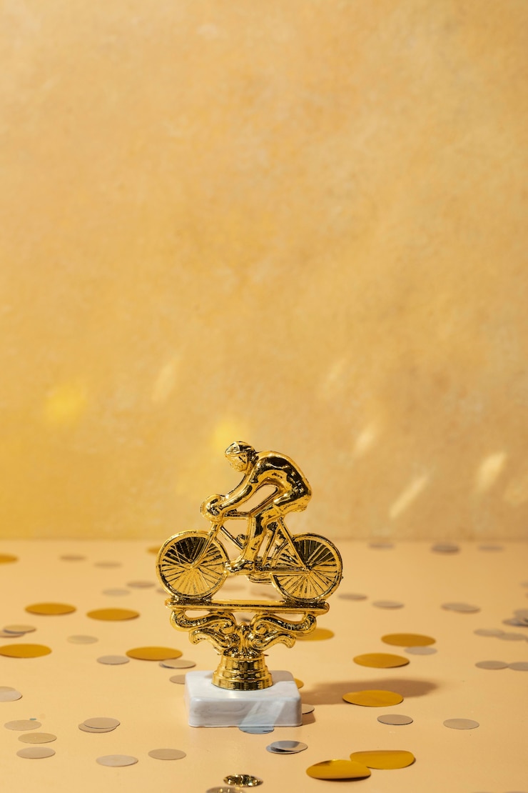 Kostenlose Foto gewinnerkonzept mit goldenem fahrrad