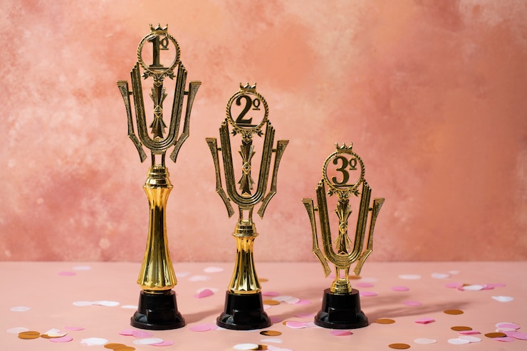 Kostenlose Foto gewinnerkonzept mit goldenen preisen