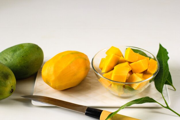 Gewürfelte mangofrucht oder mangga harum manis stammt aus probolinggo, ost-java. die außenhaut ist grün, das fruchtfleisch orange, es schmeckt süß und riecht gut