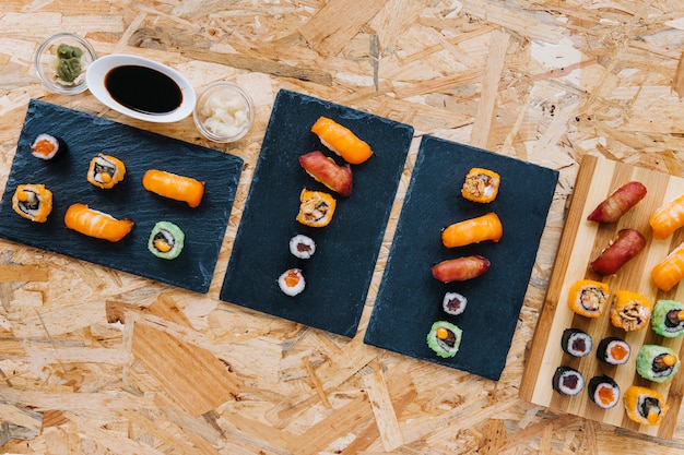 Gewürze in der Nähe von Boards mit Sushi