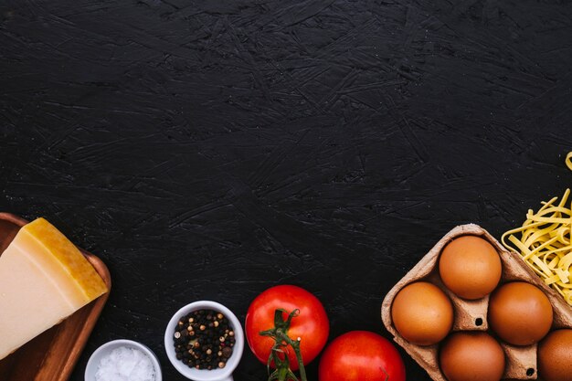 Gewürze in der Nähe von Pasta Zutaten