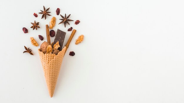 Gewürze und Leckereien in Waffelkegel