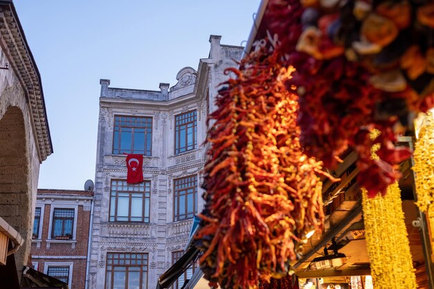 Gewürze und türkische Delikatessen auf dem ägyptischen Basar im Vordergrund eines lokalen türkischen Reiseziels