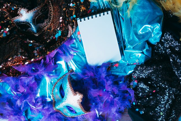 Gewundener Notizblock über elegante Karnevalsstützen