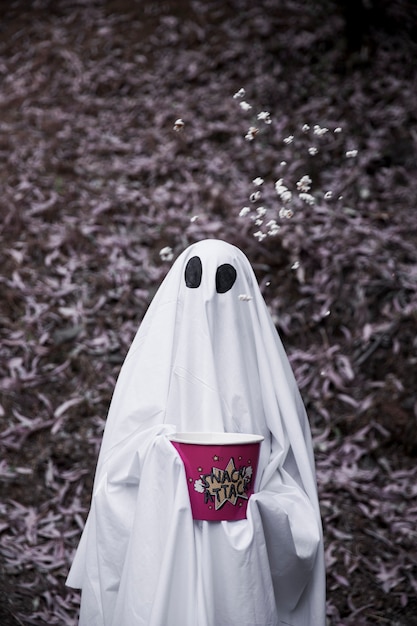 Kostenloses Foto ghost mit popcorn-box und popcorn in luft fallen