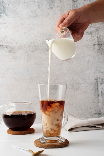 Kostenloses Foto gießen sie milch für bubble tea von hand