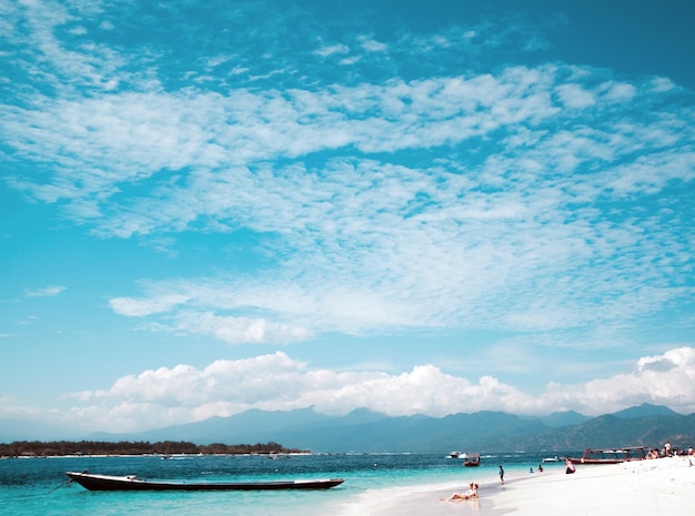 GILI TRAWANGAN Indonesien 4. JULI 2017 Küste von Gili TRAWANGAN Schöne Aussicht auf den blauen Ozean und Himmelshintergrund Menschen sonnen sich