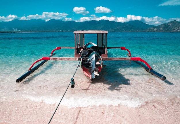 GILI TRAWANGAN INDONESIEN 4. JULI 2017 Küste von Gili TRAWANGAN Schöne Aussicht auf den blauen Ozean und Himmelshintergrund