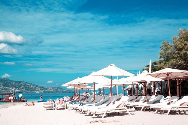 GILI TRAWANGAN Indonesien 4. JULI 2017 Küste von Gili TRAWANGAN Schöne Aussicht auf den blauen Ozean und Sonnenliegen