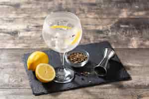 Kostenloses Foto gin tonic cocktailgetränk in ein glas auf holztisch