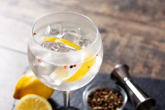Gin Tonic Cocktailgetränk in ein Glas auf Holztisch