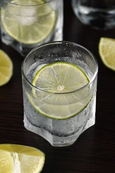Gin tonic mit einer limettenscheibe