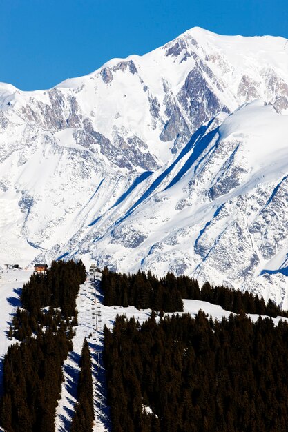 Gipfel im französischen Alpenberg im Winter