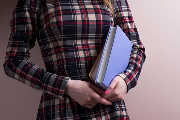 Girl posiert mit ein paar Bücher