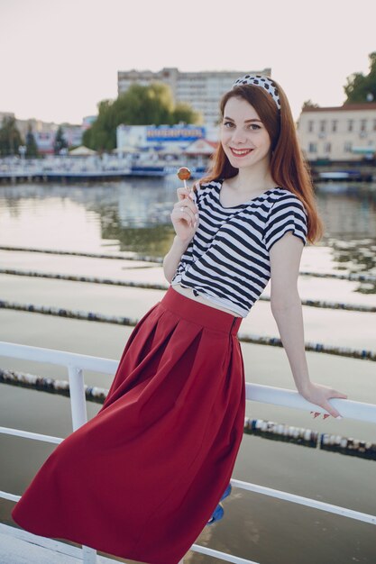 Girl posiert mit Meer Hintergrund in einem Seehafen