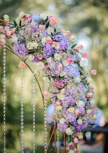 Girlande aus blauen Hortensien und rosa Rosen