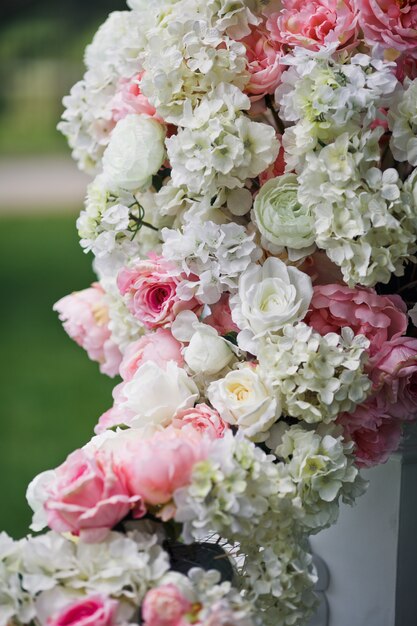 Girlande aus rosa und weißen Rosen und Pfingstrosen