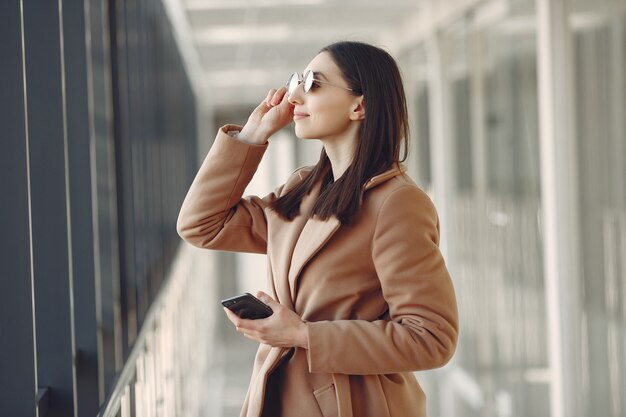 Girn mit Sonnenbrille benutzt das Telefon