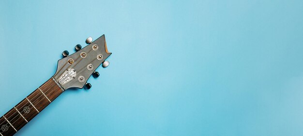 Gitarre auf blauem hintergrund