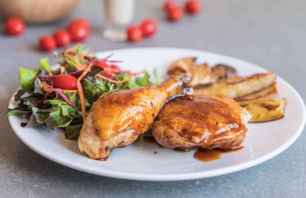 Kostenloses Foto gitter-hähnchen-steak mit teriyaki-sauce