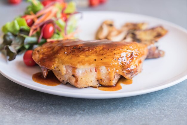 Gitter-Hähnchen-Steak mit Teriyaki-Sauce