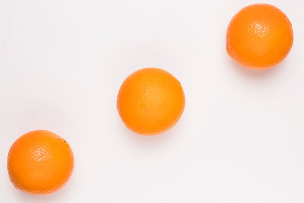 Glänzende glatte Orange auf weißer Oberfläche