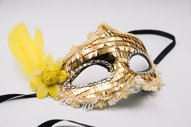 Glänzende trendige Maske mit goldenen Pailletten