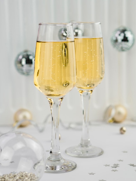 Gläser Champagner mit Luftblasen und Kugeln